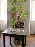 „In den Augen der Anderen“, 2003/2004, Porzellan, 19-teilig, Lesung in der kunst.wirt.schaft „In den Augen der Anderen“, 2003/2004, Porzellan, 19-teilig, Lesung in der kunst.wirt.schaft