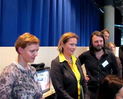 Landesrätin Bettina Vollath mit Künstlerteam hoelb/hoeb im Gespräch (von links: Barbara Hölbling, Bettina Vollath, Mario Höber)