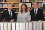 v.l.: Botschafter Andrej Rahten übergab an die Bibliotheks-Chefin Katharina Kocher-Lichem und LR Christian Buchmann die wertvolle Illustrationssammlung.