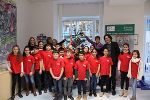 Die Kinder der 4.S-Klasse der VS Triester Graz mit Lehrerinnen, Direktorin u.a.