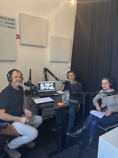 Denkräume zum Anhören: Moderator Werner Schandor im Podcast-Studio mit Helwig Brunner und Barbara Rauchenberger. Nicht im Bild, aber mit dabei: Sonja Harter. © DAS POD Denkräume zum Anhören: Moderator Werner Schandor im Podcast-Studio mit Helwig Brunner und Barbara Rauchenberger. Nicht im Bild, aber mit dabei: Sonja Harter.