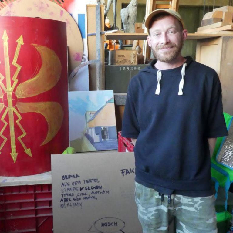 Der Bildende Künstler Paul Lässer in seinem Atelier