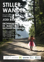 Plakat zur  Eröffnung der Ausstellung "STILLER WANDEL" am 5.3.2025. Zu sehen ist eine Fotografie der Künsterlin Jodie Bieber mit einer Person im Wald.