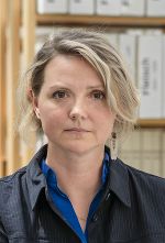 Porträtfoto von Hapeyeva in einer Biblothek