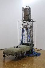 Kunstwerk von Jakob Kolb; Eine Liegefläche mit Kabel.