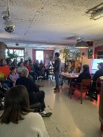 Foto zeigt Vortrag während eines Workshops mit vielen Schülern.