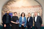 Eröffneten gemeinsam die neue Ausstellung: Thomas Untersweg (Ausstellungsgestalter von BUERO41A) Bibliotheksleiterin Katharina Kocher-Lichem, LAbg. Sandra Holasek, Monika Primas und Markus Kostajnsek (Kuratoren) (v.l.) © Land Steiermark/Resch