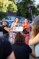 Nora Köhler und Vera Kopfauf posieren hinter einer Filmklappe für ein Foto