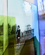 Historisches Foto zeigt Frau, die analog fotografiert