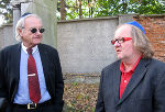 Gérard Sonnenschein, Präsident der Israelitischen Kultusgemeinde führt Kulturreferent LH-Stv. Kurt Flecker durch den desolaten Grazer Friedhof. 