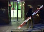 Veränderung der Länge und Breite eines Straßenabsperrpfostens von 406x10 cm auf 265x14 cm - Video, 4:3, 4:48 min im Loop; 2007 © Ovidiu Anton Veränderung der Länge und Breite eines Straßenabsperrpfostens von 406x10 cm auf 265x14 cm - Video, 4:3, 4:48 min im Loop; 2007 © Ovidiu Anton