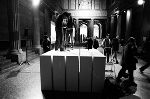 Bitte betreten- Installationsansicht, 2006; 25 Sockel, Leiter, Monitor, Video-Kamera © Ovidiu Anton Bitte betreten- Installationsansicht, 2006; 25 Sockel, Leiter, Monitor, Video-Kamera © Ovidiu Anton