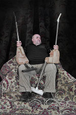 King Toma, 2011, aus Relationships (Herrscher mit ihren Gattinnen auf dem Teppichthron) © Arnold Reinisch King Toma, 2011, aus Relationships (Herrscher mit ihren Gattinnen auf dem Teppichthron)