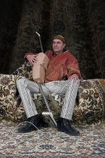 King Jani, 2011, aus Relationships (Herrscher mit ihren Gattinnen auf dem Teppichthron) © Arnold Reinisch King Jani, 2011, aus Relationships (Herrscher mit ihren Gattinnen auf dem Teppichthron)