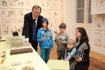 Landesrat Christian Buchmann mit kleinen Forschern im Naturkundemuseum des UMJ. © J.J. Kucek Landesrat Christian Buchmann mit kleinen Forschern im Naturkundemuseum des UMJ.