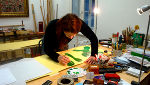 Theresia Fauland-Nerat bei der Arbeit im Atelier