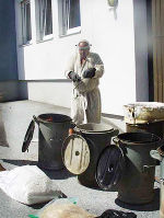 Beim Anfertigen einer Raku-Keramik