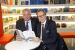 Landeshauptmann Schützenzhöfer (l.) und Kulturlandesrat Buchmann (r.) besuchten die Frankfurter Buchmesse. © Land Steiermark