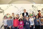 Kulturlandesrat Christian Buchmann und die „Sunshine Singers“, Chor und Theatergruppe der VS Odilien, bei der Programmpräsentation für 2017. © Stmk. Landesbibliothek