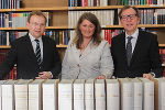 v.l.: Botschafter Andrej Rahten übergab an die Bibliotheks-Chefin Katharina Kocher-Lichem und LR Christian Buchmann die wertvolle Illustrationssammlung. © Steiermärkische Landesbibliothek