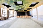 Lichtungen, Deckengestaltung Aula der Schule der Ursulinen Graz, 2017, zirka 300 m2 Druck auf Akustikplatten