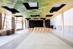 Lichtungen, Deckengestaltung Aula der Schule der Ursulinen Graz, 2017, zirka 300 m2 Druck auf Akustikplatten © Alfred Resch-Diaz Lichtungen, Deckengestaltung Aula der Schule der Ursulinen Graz, 2017, zirka 300 m2 Druck auf Akustikplatten
