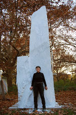 GIGANT, mensch macht würde, 2009. Carrara Statuario-Marmor. Standort: nach der Fertigstellung im Park des Prater-Ateliers in Wien