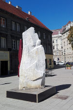TRAUM, hommage an sigmund und anna freud, 2016. Carrara Statuario-Marmor. Standort: Karmeliterplatz Wien. © Ulrike Truger TRAUM, hommage an sigmund und anna freud, 2016. Carrara Statuario-Marmor. Standort: Karmeliterplatz Wien.