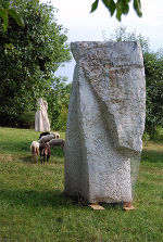 Skulpturenpark Buchschachen/Trulitsch mit HERA, 2005, Thassos-Marmor, und ADONIS, 2006, Untersberger Marmor. 