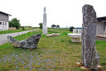 Skulpturenpark Buchschachen/Trulitsch mit ROMNI, 2009, Waldvierter Marmor im Vordergrund und SKY SCREW, 2012, Carrara Statuario-Marmor im Hintergrund. 