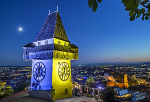 Der Grazer Uhrturm leuchtet in der Europawoche von 3. bis 9. Mai in den Farben Europas: blau und gelb.  © Foto Fischer (Farbbearbeitung by achtzigzehn); bei Quellenangabe honorarfrei