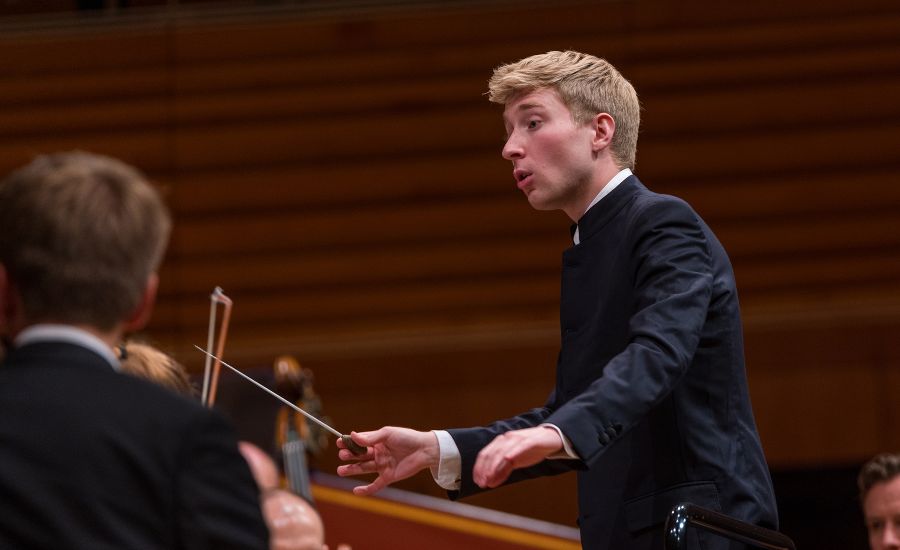 Patrick Hahn dirigiert das Landessymphonieorchester