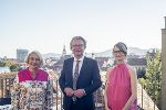 Kulturlandesrat Christopher Drexler mit der Intendantin des steirischen herbst Ekaterina Degot (l.) und ihrer Stellvertreterin Henriette Gallus (r.) beim Empfang. © Fotos: Mathias Voelzke; Nutzung bei Quellenangabe honorarfrei