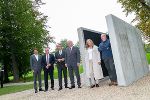 CR Oliver Pokorny, LH-Stv. Anton Lang, LR Christopher Drexler, LH Hermann Schützenhöfer, Elisabeth Fiedler, Künstler Wolfgang Becksteiner (v.l.) mit dem Corona-Denkmal „Distanzierte Nähe“ © Fotos: Land Steiermark/Foto Frankl; Nutzung bei Quellenangabe honorarfrei CR Oliver Pokorny, LH-Stv. Anton Lang, LR Christopher Drexler, LH Hermann Schützenhöfer, Elisabeth Fiedler, Künstler Wolfgang Becksteiner (v.l.) mit dem Corona-Denkmal „Distanzierte Nähe“