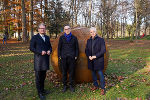 Kulturlandesrat Christopher Drexler, Künstler Werner Reiterer und Bürgermeister Helmut Leitenberger (v.l.) bei der Präsentation des Denkmals. Kulturlandesrat Christopher Drexler, Künstler Werner Reiterer und Bürgermeister Helmut Leitenberger (v.l.) bei der Präsentation des Denkmals.