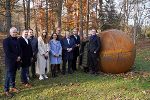 Bürgermeister Helmut Leitenberger, Steirerkrone-Redakteur und Ideengeber Jörg Schwaiger, Steirerkrone-Chef vom Dienst Gerald Schwaiger, Henriette Gallus (stellvertretende Intendantin steirischer herbst und Jury-Mitglied), Alexia Getzinger (kaufmännische Geschäftsführerin UMJ), Wolfgang Muchitsch (wissenschaftlicher Geschäftsführer UMJ und Jury-Mitglied), Jury-Vorsitzender Ralph Schilcher, Kulturlandesrat Christopher Drexler, Elisabeth Fiedler (Leiterin Institut für Kunst im öffentlichen Raum und Jury-Mitglied) und Künstler Werner Reiterer (v.l.) mit dem Corona-Denkmal. © Fotos: Land Steiermark; Nutzung bei Quellenangabe honorarfrei Bürgermeister Helmut Leitenberger, Steirerkrone-Redakteur und Ideengeber Jörg Schwaiger, Steirerkrone-Chef vom Dienst Gerald Schwaiger, Henriette Gallus (stellvertretende Intendantin steirischer herbst und Jury-Mitglied), Alexia Getzinger (kaufmännische Geschäftsführerin UMJ), Wolfgang Muchitsch (wissenschaftlicher Geschäftsführer UMJ und Jury-Mitglied), Jury-Vorsitzender Ralph Schilcher, Kulturlandesrat Christopher Drexler, Elisabeth Fiedler (Leiterin Institut für Kunst im öffentlichen Raum und Jury-Mitglied) und Künstler Werner Reiterer (v.l.) mit dem Corona-Denkmal.
