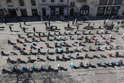 Am 18. März 2022 haben die Aktivist*innen 109 leere Kinderwagen im symbolischen Gedenken der Kinder, die die 23 Tage Krieg nicht überlebt haben, auf dem Rathausplatz in Lwiw/Lemberg ausgestellt.