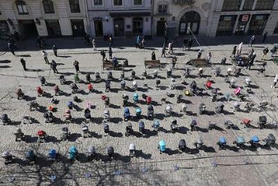 Am 18. März 2022 haben die Aktivist*innen 109 leere Kinderwagen im symbolischen Gedenken der Kinder, die die 23 Tage Krieg nicht überlebt haben, auf dem Rathausplatz in Lwiw/Lemberg ausgestellt. © https://zaxid.net/u_tsentri_lvova_vistavili_desyatki_pustih_dityachih_vizochkiv_foto_dnya_n1538753 Am 18. März 2022 haben die Aktivist*innen 109 leere Kinderwagen im symbolischen Gedenken der Kinder, die die 23 Tage Krieg nicht überlebt haben, auf dem Rathausplatz in Lwiw/Lemberg ausgestellt.