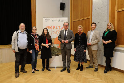 Wer bist du Steiermark? 
 v.l.: Johannes Pfandl (Museum Oberzeiring), Eva Heizmann (Volkskultur Steiermark GmbH), Barbara Schönhart (Museumsforum Steiermark), Landeshauptmann Christopher Drexler, Gabriela Jedliczka (Museum Pfeilburg Fürstenfeld), Direktor Marko Mele (Universalmuseum Joanneum), Claudia Unger (Abteilung Volkskunde) 