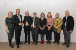 Landeshauptmann Christopher Drexler (2.v.l.) mit der Landtagsabgeordneten Julia Majcan (l.), Beatrix Vreča mit ihren Dörfer-Projektpartnerinnen und Dörfer-Projektpartnern sowie dem Bürgermeister von Bad Radkersburg Karl Lautner (r.).