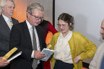 LH Christopher Drexler überreicht Morgensternpreisträgerin Franziska Füchsl den Roman "Inferno" © Land Steiermark/ Binder LH Christopher Drexler überreicht Morgensternpreisträgerin Franziska Füchsl den Roman "Inferno"