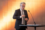Landeshauptmann Christopher Drexler bei seiner Ansprache im Grazer Kunsthaus. © Land Steiermark/ Binder Landeshauptmann Christopher Drexler bei seiner Ansprache im Grazer Kunsthaus.