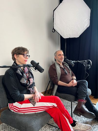 Die Diagonale-Intendanten Claudia Slanar und Dominik Kamalzadeh im Podcast-Studio. 