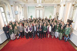 In der Aula der Alten Universität ehrte LH Christopher Drexler 74 steirische Blasmusikerinnen und Blasmusiker für ihre Leistungen. © Land Steiermark/Foto Fischer; bei Quellenangabe honorarfrei