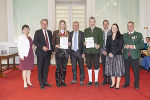 Landeshauptmann Christopher Drexler, Landeshauptmann-Stellvertreter Anton Lang, Landtagspräsidentin Manuela Khom, Landesobmann Erich Riegler und Landesjugendreferentin Sabrina Csrnko gratulierten den beiden Absolventen zum erfolgreichen Abschluss des zweijährigen Studiengangs „Blasorchesterleitung". © Foto: Land Steiermark/Foto Fischer; bei Quellenangabe honorarfrei Landeshauptmann Christopher Drexler, Landeshauptmann-Stellvertreter Anton Lang, Landtagspräsidentin Manuela Khom, Landesobmann Erich Riegler und Landesjugendreferentin Sabrina Csrnko gratulierten den beiden Absolventen zum erfolgreichen Abschluss des zweijährigen Studiengangs „Blasorchesterleitung".