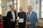LH Christopher Drexler und Anton Lang (r.) mit Günther Ebenschweiger, der das Goldene Ehrenzeichen des Landes Steiermark überreicht bekam. © Land Steiermark/Frankl; bei Quellenangabe honorarfrei