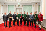 Der "Blasmusik-Panther" und die "Robert-Stolz-Medaille" für den Musikverein Birkfeld aus den Händen von LH Mario Kunasek (2.v.l.) und den weiteren Ehrengästen. © Land Steiermark/ Binder Der "Blasmusik-Panther" und die "Robert-Stolz-Medaille" für den Musikverein Birkfeld aus den Händen von LH Mario Kunasek (2.v.l.) und den weiteren Ehrengästen.
