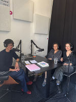 Irmi Horn und Lisa Reiter im Podcast-Studio DAS POD mit Lydia Bißmann (Moderation). © DAS POD Irmi Horn und Lisa Reiter im Podcast-Studio DAS POD mit Lydia Bißmann (Moderation).