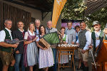 Programm-Präsentation: LH Mario Kunasek (M.), Vertreter und Vertreterinnen der Veranstaltungsagentur "Ivents", Musikerinnen und Musiker sowie Landesrat Karlheinz Kornhäusl (4.v.r.) und Graz-Stadtrat Günter Riegler (4.v.l)