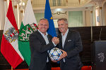 Fußball-Duo: LH Mario Kunasek (l.) und Sturm-Präsident Christian Jauk. © Land Steiermark/ Frankl Fußball-Duo: LH Mario Kunasek (l.) und Sturm-Präsident Christian Jauk.